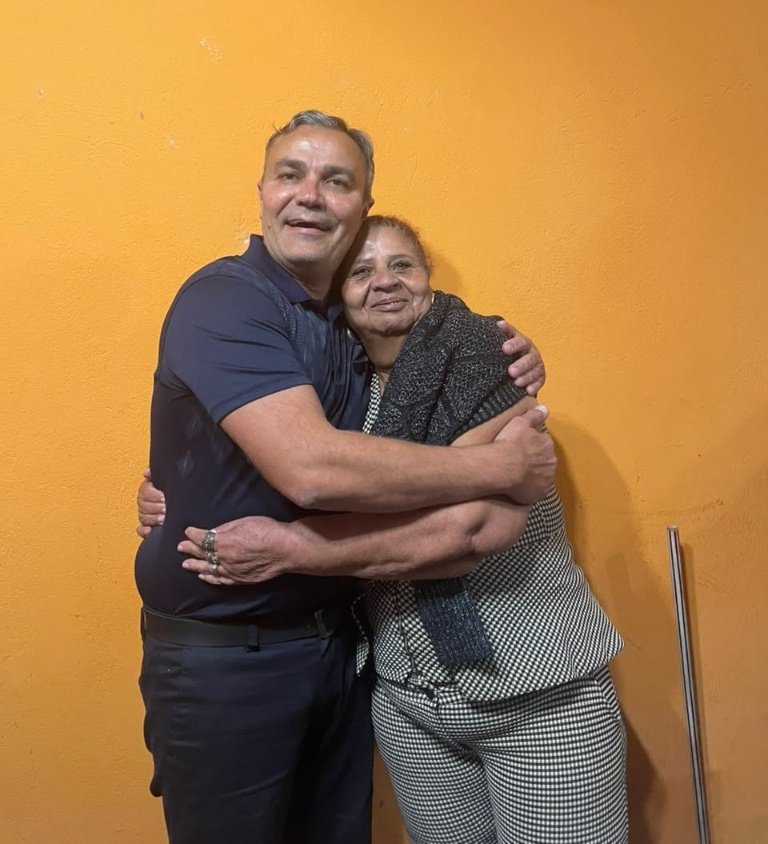 Abraço carinhoso com moradora