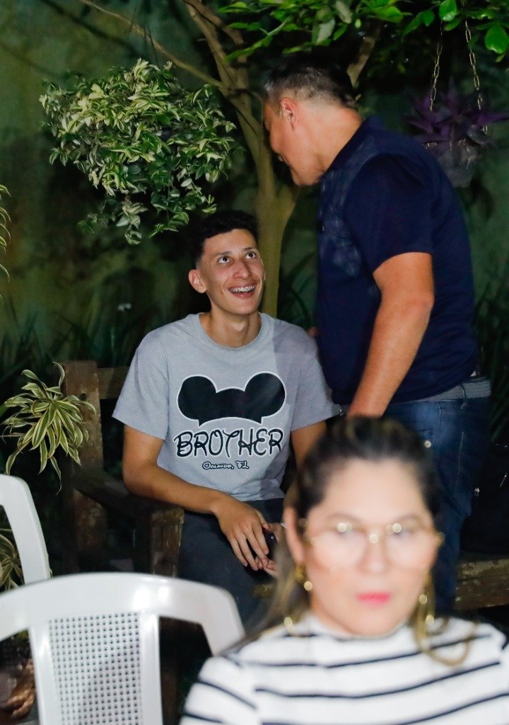 Professor Anderson em conversa bem-humorada com jovem apoiador
